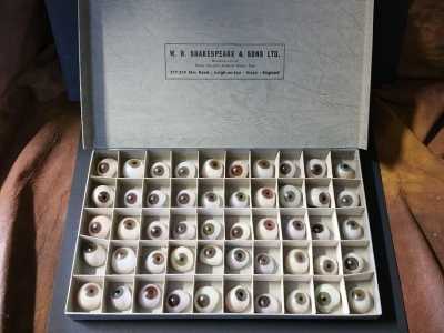 Il secondo detiene invece una collezione di bulbi oculari vitrei di varie dimensioni con venature rosse e iridi di ogni colore. I finti occhi si diffusero alla fine della Prima guerra mondiale, utilizzati come protesi per tutti quei soldati sottoposti all�asportazione oculare